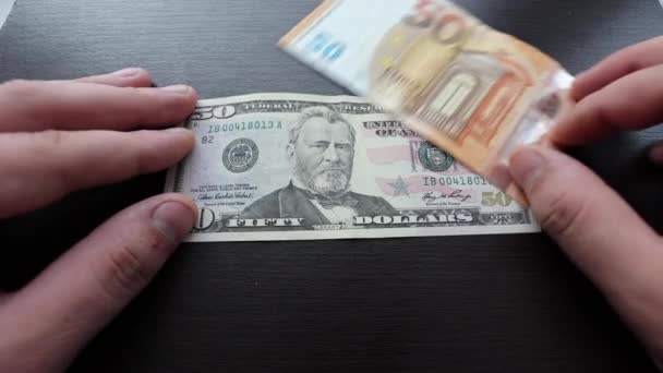 Americký Dolar Hnědém Pozadí Několik Bankovek Eur Detailní Záběr Papírových — Stock video