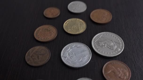 Varias Monedas Metal Antiguas Diferentes Años Diferentes Países Monedas Blancas — Vídeos de Stock