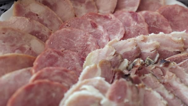 Diverse Vleesproducten Een Bord Rundvlees Varkensvlees Gesneden Vlees — Stockvideo