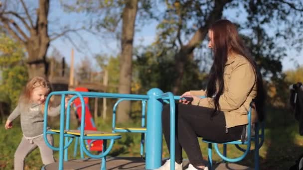 Mãe Filha Estão Brincando Playground Criança Está Feliz Com Mãe — Vídeo de Stock