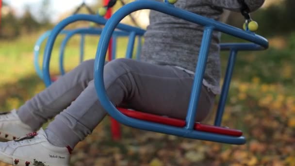 Barnet Leker Lekeplassen Rir Husken Jenta Godt Humør Glad – stockvideo