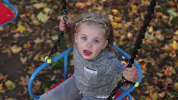 Anak Itu Bermain Halaman Taman Bermain Naik Ayunan Gadis Itu — Stok Video