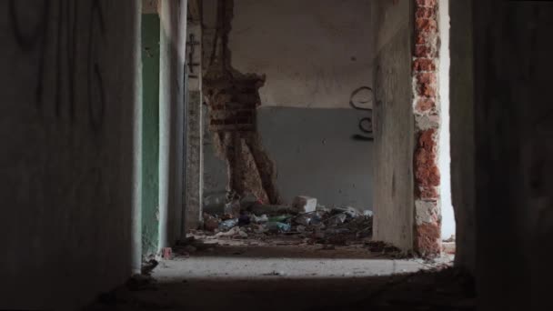 Verschrikkelijke Gebouwen Ruïnes Als Gevolg Van Oorlog Oekraïne Een Verwoest — Stockvideo