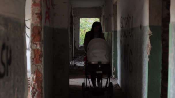 Ужасные Помещения Руины Последствия Войны Украине Разрушенный Дом Мать Идущая — стоковое видео