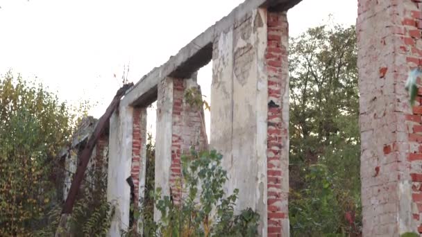 Verschrikkelijke Gebouwen Ruïnes Als Gevolg Van Oorlog Oekraïne Een Verwoest — Stockvideo
