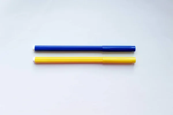 Dvě Modro Žluté Tužky Bílém Pozadí Jako Vlajka Ukrajiny — Stock fotografie