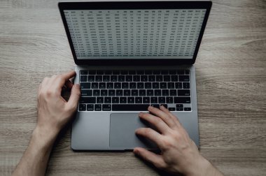 Erkek eller dizüstü bilgisayarda klavye kullanıyor. İş adamı evden uzak bir yerde çalışıyor. Çevrimiçi Serbest Çalışmalar.