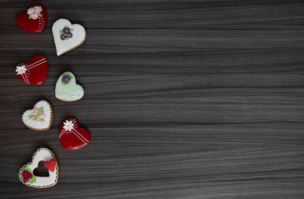 Fundo festivo de texto do Dia de Valentim na forma de pão de gengibre na forma de corações. Multi-colorido esmalte e decorações. — Fotografia de Stock