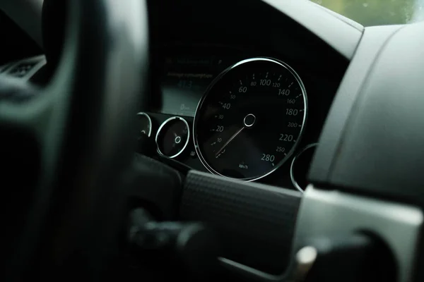 El velocímetro en el coche en reposo está en cero. — Foto de Stock