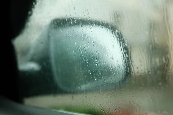 Βροχερή μέρα. Πλευρικός καθρέφτης του αυτοκινήτου. Παράθυρο. — Φωτογραφία Αρχείου