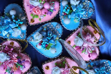 Kurdelelerden yapılmış Noel süslemeleri topları.