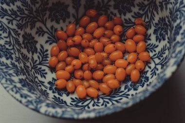  Mavi tabakta deniz dikeni, sağlıklı çay.