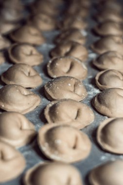 Un içinde ev yapımı hamur tatlısı birkaç sıra halinde serildi. El kalıbı. Mutfak geçmişi. Çiğ