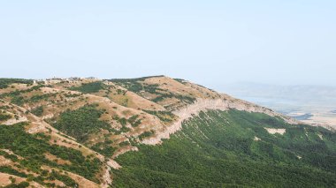 Yükseklikten dağ manzarası. Gün ışığı. Georgia.
