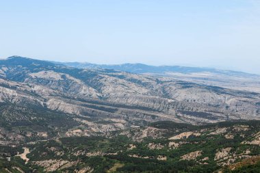 Yükseklikten dağ manzarası. Gün ışığı. Georgia.