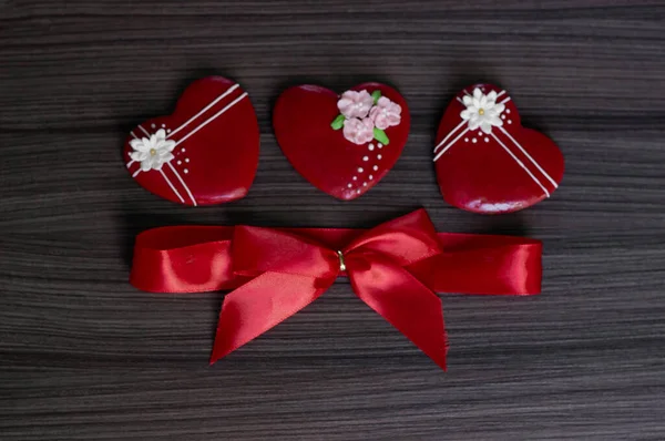 Festlicher Hintergrund für den Text zum Valentinstag in Form von Lebkuchen in Herzform. Vielfarbige Glasur und Dekorationen. — Stockfoto
