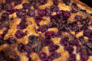 Kirazlı çilekli turta. Ev yapımı pişirme..