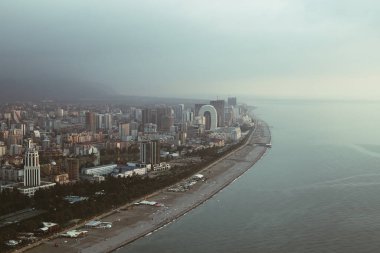 Kuş bakışı bir Batumi. Drone. Deniz kıyısı.