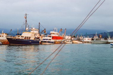 Batumi 'deki deniz limanı. Gemiler ve tekneler.
