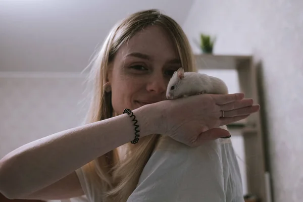 Glückliches Mädchen mit einem kleinen weißen syrischen Hamster. Freundschaft zwischen Mensch und Tier. — Stockfoto