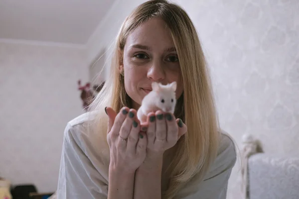 Glückliches Mädchen mit einem kleinen weißen syrischen Hamster. Freundschaft zwischen Mensch und Tier. — Stockfoto