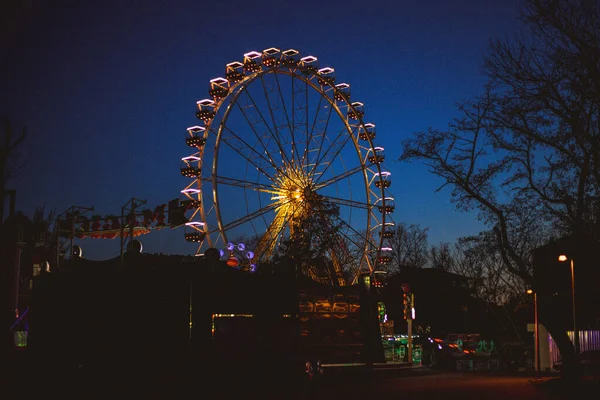 Ferris wheel glows at night. — Stock Photo, Image