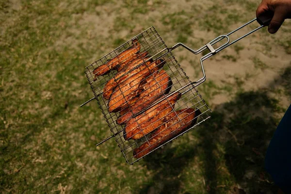 烤鲑鱼在烤肉烤架上.自然界篝火上的食物. — 图库照片