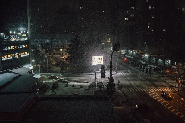 17 de março de 2022, Batumi, Geórgia. Neve no centro da cidade de Batumi à noite. — Fotografia de Stock