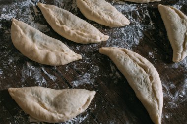 Un üzerinde el yapımı turtalar var..