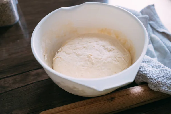Pasta di lievito in una ciotola . — Foto Stock