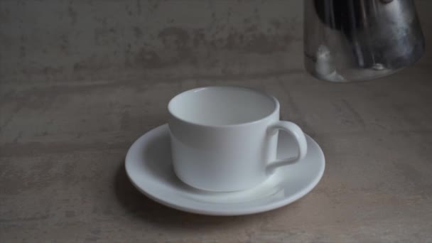 El café se vierte descuidadamente en una taza de cezve y se derrama más allá. — Vídeo de stock