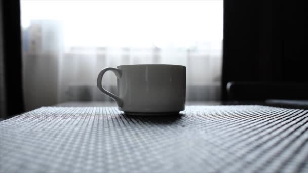 Un hombre vierte café fresco de un cezve en una taza. — Vídeo de stock