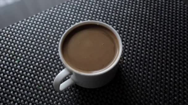 Café en una taza está girando en círculo. — Vídeos de Stock