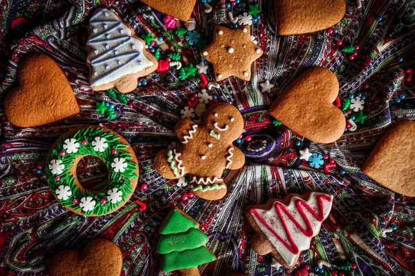 Mutlu yıllar için Noel kurabiyeleri. Şenlikli yemek.
