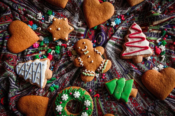 Mutlu yıllar için Noel kurabiyeleri. Şenlikli yemek.
