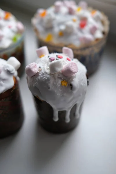 Bolos de Páscoa com marshmallows. — Fotografia de Stock