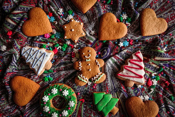Mutlu yıllar için Noel kurabiyeleri. Şenlikli yemek.