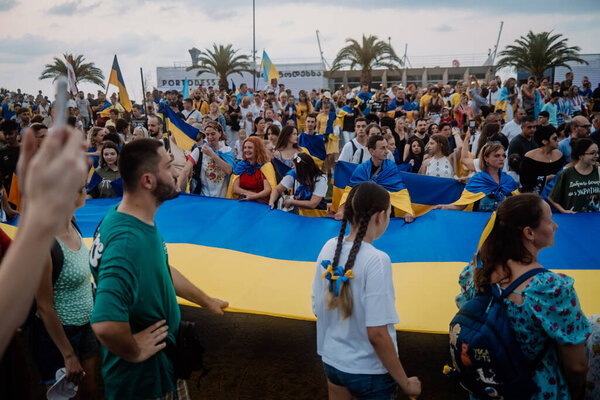 24.08.2022 - Батуми, Грузия. День независимости Украины. Антивоенный митинг в Грузии. Государственные символы, украинский флаг. Беженцы. Никакой войны. Высокое качество фото