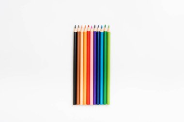 Beyaz arkaplanda renkli kalemler