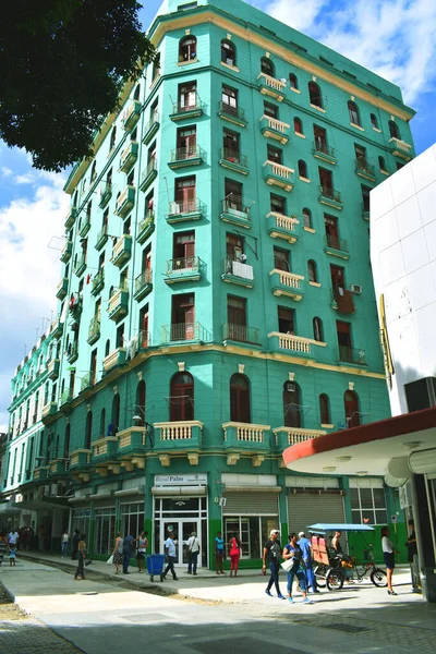Green Building Corner Cuba — Stock Photo, Image