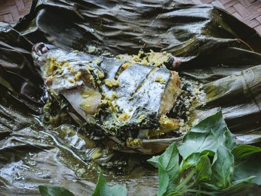 Pepes ikan patin ya da yayın balığı, muz yaprakları kullanılarak pişirilen tipik bir Endonezya yemeğidir.