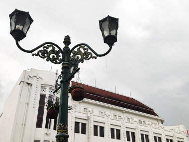 Titik Nol / Zero noktasındaki BNI banka binasının arka planına sahip bir bahçe lambası, Yogyakarta, Endonezya. 31 Ocak 2022