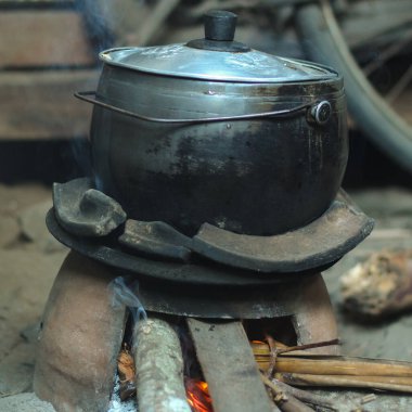 Geleneksel kil soba ve arka planı bulanık yakacak odun kullanarak yemek yapmak.