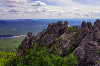 Dağlarda ve bulutlarda kayalar