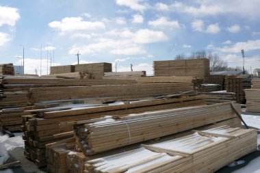 Kereste fabrikasında büyük tahta yığınları var.