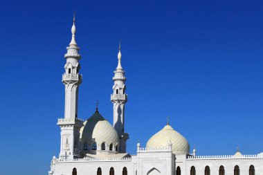 Gökyüzü arka planında güzel beyaz bir cami