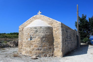 Mavi gökyüzüne karşı antik taş kilise