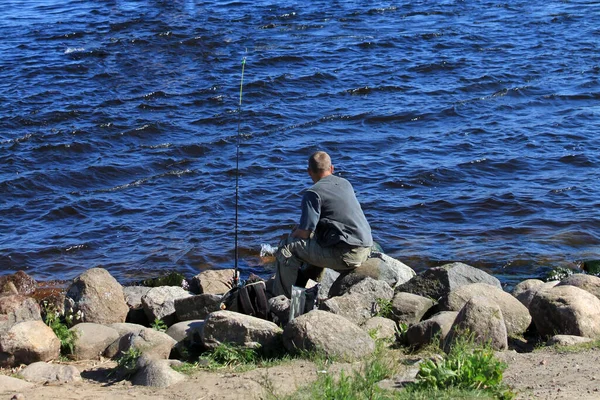 Balıkçı Kıyıda Oltayla Balık Tutuyor — Stok fotoğraf
