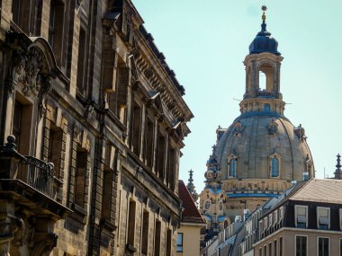 Dresden 'deki Frauenkirche' de şehir binaları arasında 