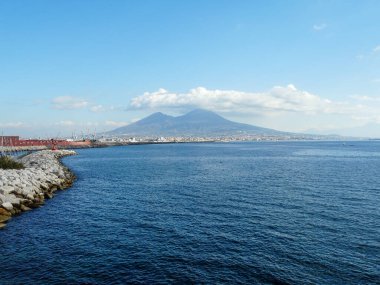 Vezüv Dağı ve Napoli Körfezi 'nin üzerindeki bulutlar 